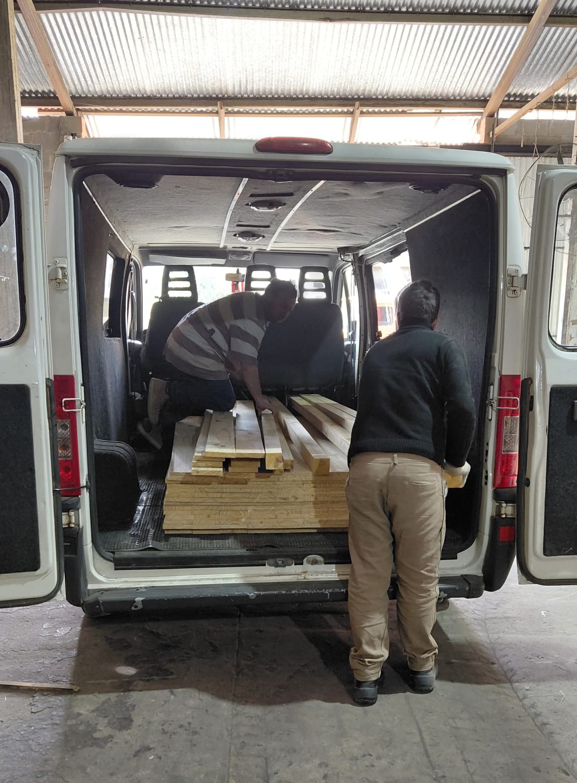 Caja cargada con tirantes de madera